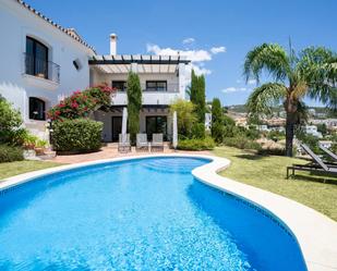 Vista exterior de Casa o xalet de lloguer en Benahavís amb Aire condicionat, Jardí privat i Terrassa
