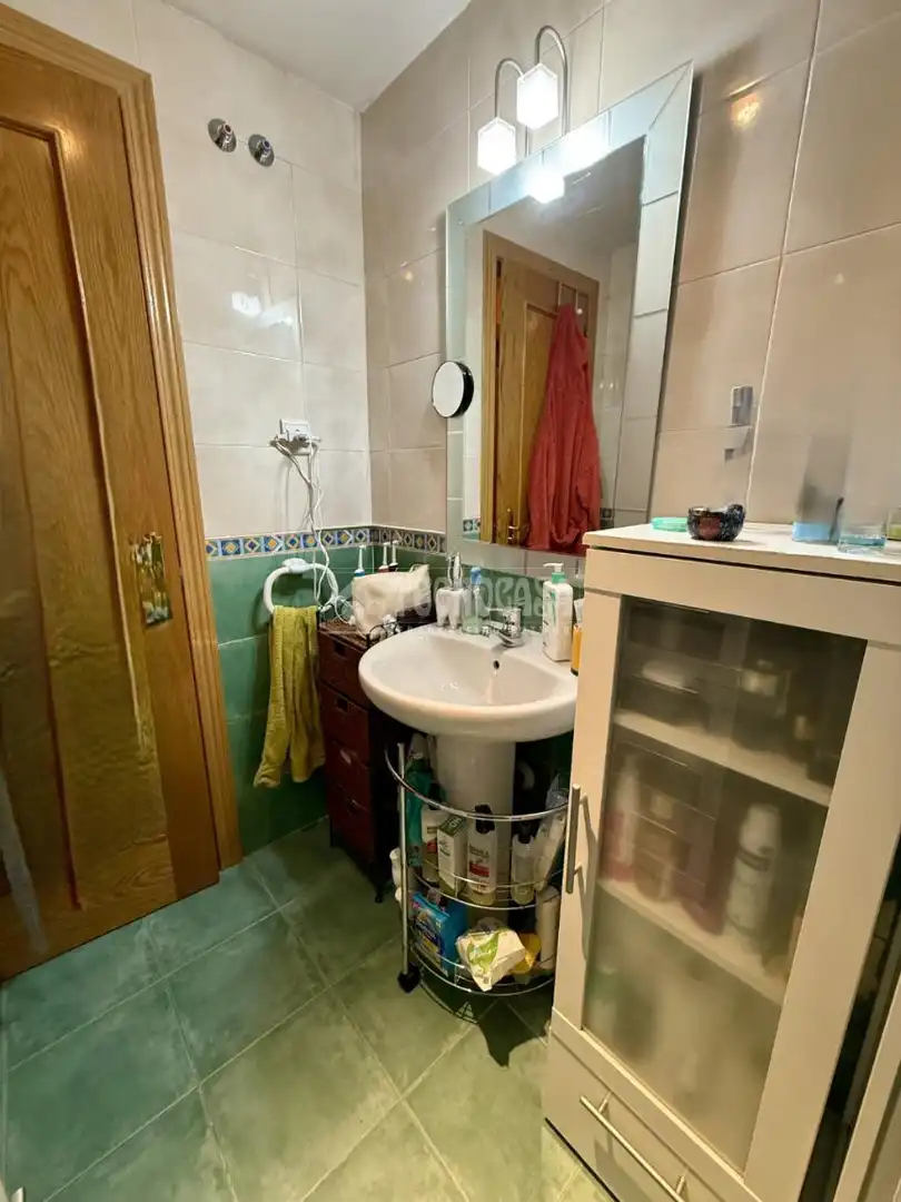 Bathroom of Flat for sale in Madrid  with Air Conditioner and Heating