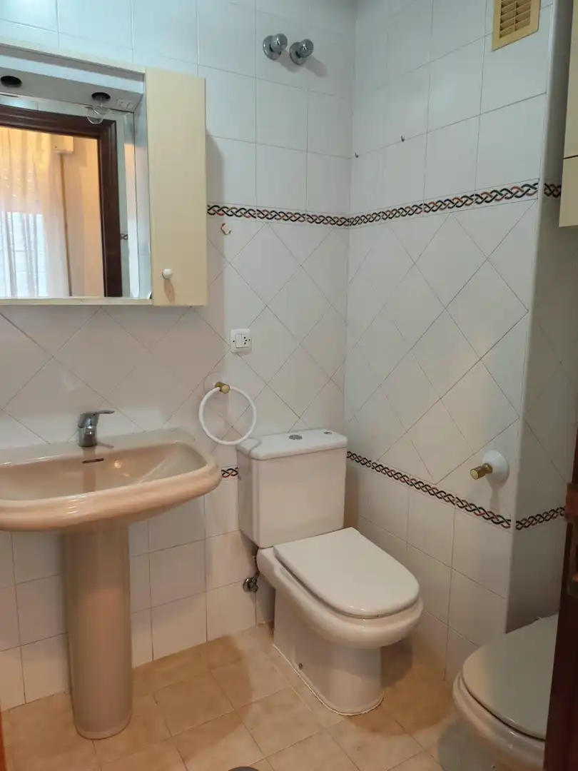 Bathroom of Apartments for sale in Algeciras  with Balcony