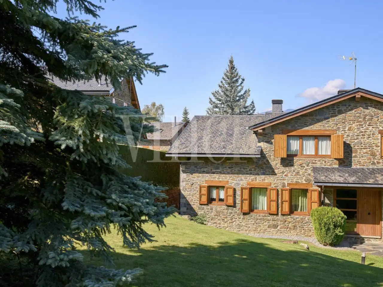 Vista exterior de Casa o xalet en venda en Fontanals de Cerdanya amb Calefacció, Jardí privat i Parquet