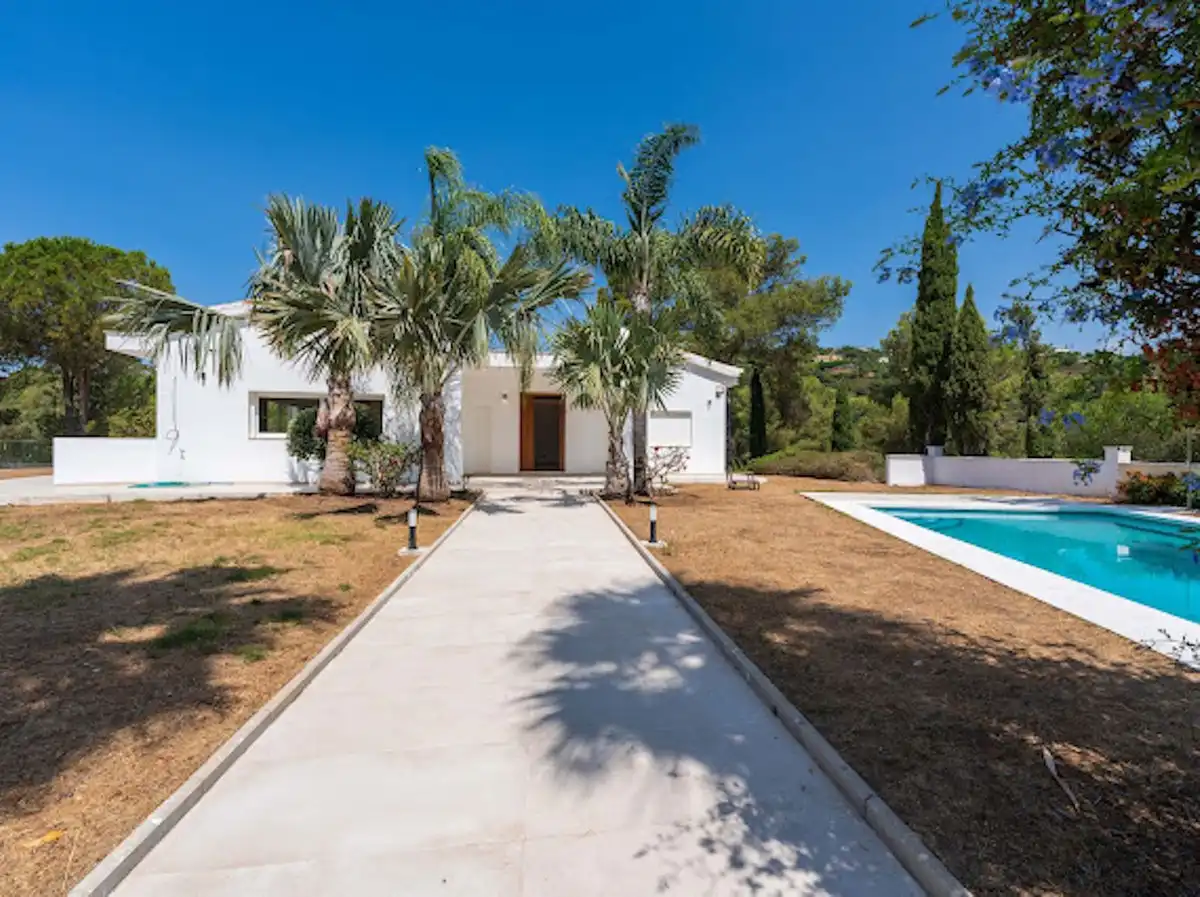 Vista exterior de Casa adosada en venta en Benahavís con Aire acondicionado, Terraza y Trastero
