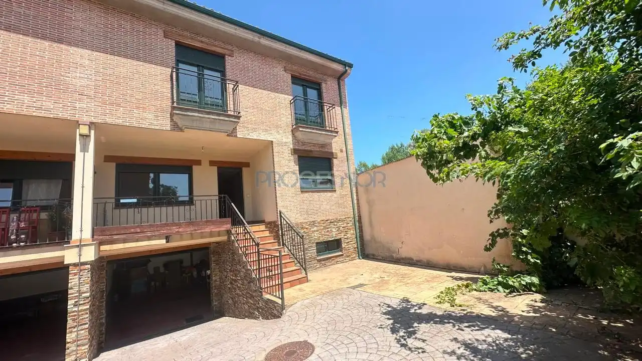 Vista exterior de Casa adosada en venda en Onzonilla amb Calefacció, Jardí privat i Terrassa