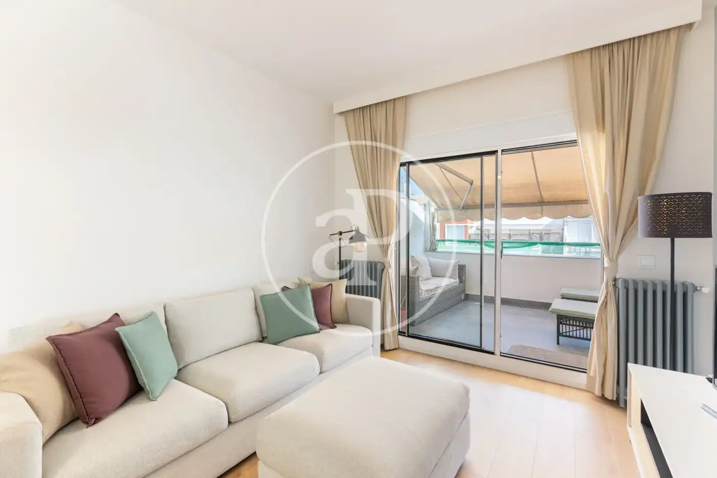 Wohnzimmer von Dachboden zur Miete in Madrid mit Klimaanlage, Heizung und Terrasse