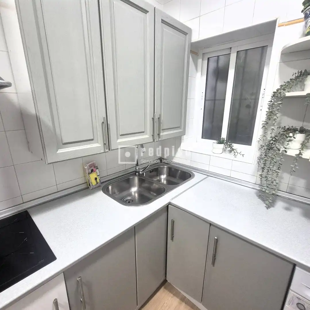 Cuina de Apartament en venda en Sevilla amb Aire condicionat, Moblat i Alarma