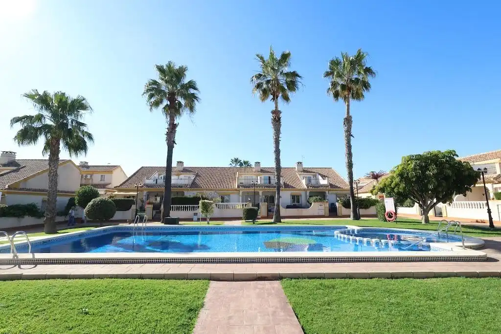 Piscina de Casa adosada de lloguer en Orihuela amb Aire condicionat, Calefacció i Jardí privat