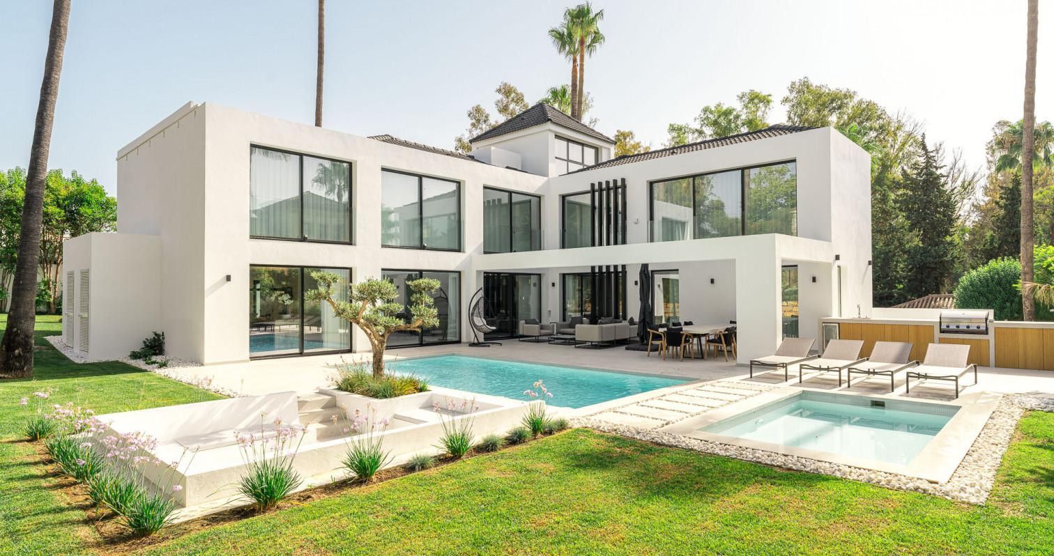 Vista exterior de Casa o xalet en venda en Marbella amb Aire condicionat, Calefacció i Jardí privat
