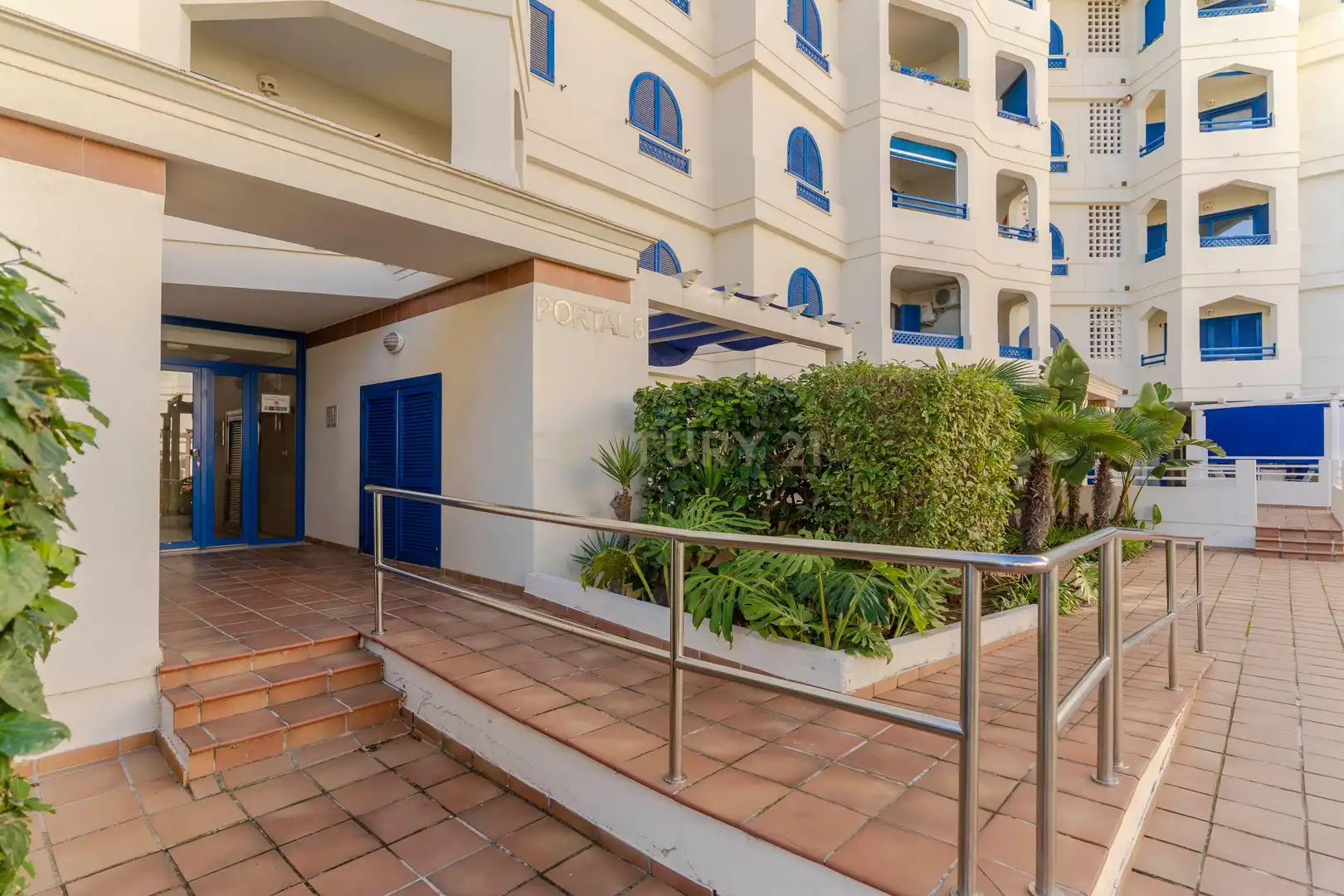 Außenansicht von Wohnung zum Verkauf in Manilva mit Privatgarten, Abstellraum und Gemeinschaftspool