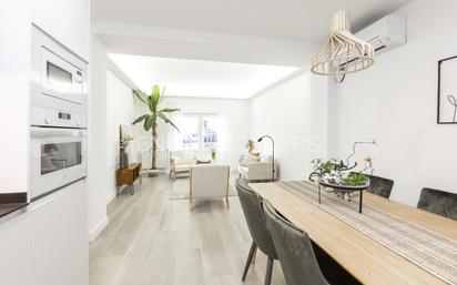 Sala d'estar de Apartament en venda en  Madrid Capital amb Aire condicionat, Calefacció i Jardí privat