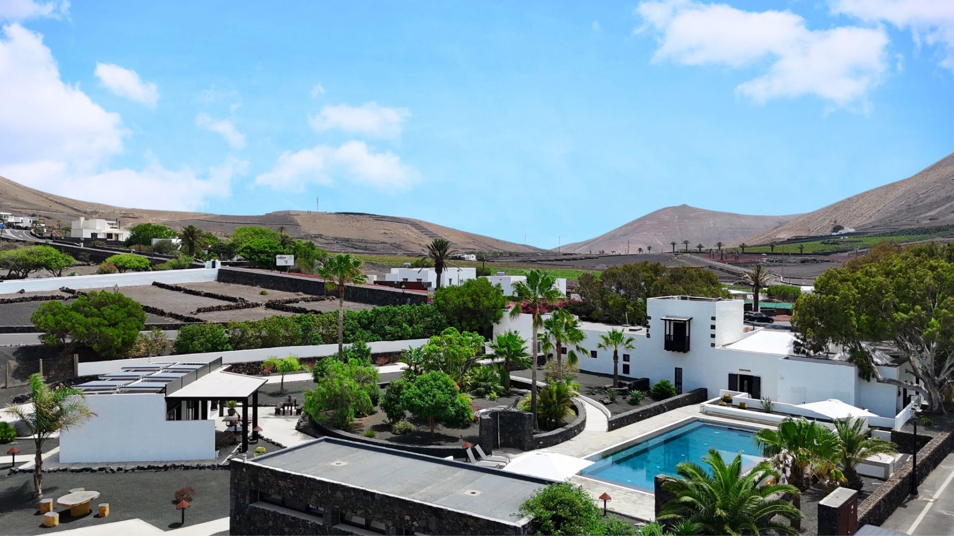 Vista exterior de Finca rústica en venda en Yaiza amb Jardí privat, Piscina i Moblat
