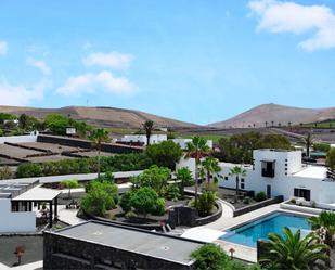 Vista exterior de Finca rústica en venda en Yaiza amb Jardí privat, Piscina i Moblat
