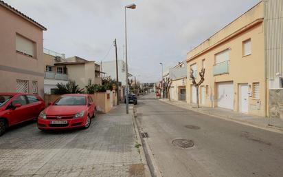 Vista exterior de Casa adosada en venda en Vilanova i la Geltrú amb Jardí privat i Terrassa