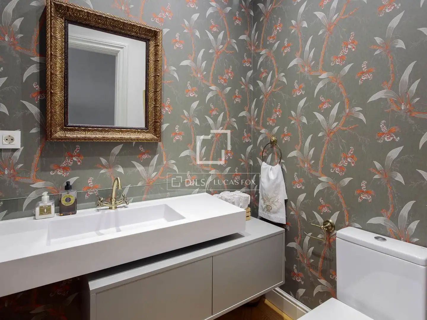 Bathroom of Attic for rent in Madrid  with Air Conditioner, Heating and Parquet flooring