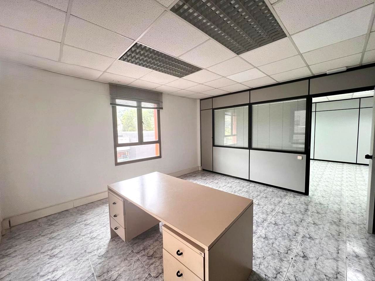 Office to rent in Etxebarri  with Air Conditioner