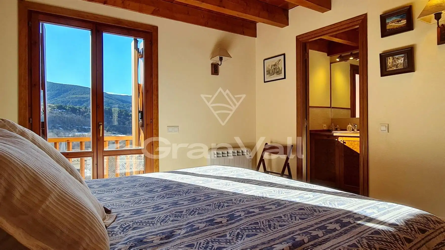 Schlafzimmer von Einfamilien-Reihenhaus zum Verkauf in Osséja mit Heizung, Parkett und Terrasse