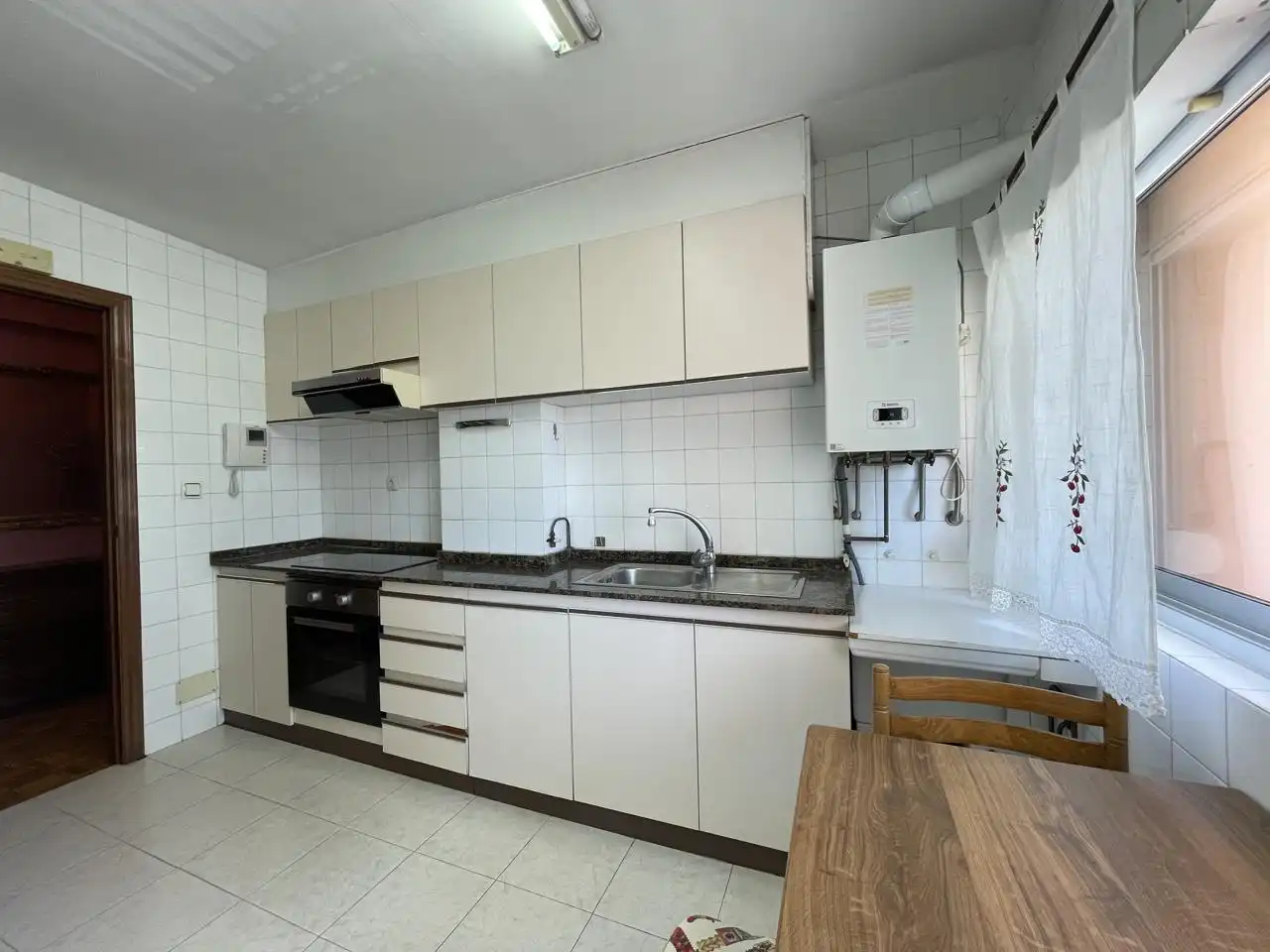 Cocina de Piso en venta en A Coruña Capital  con Calefacción y Trastero