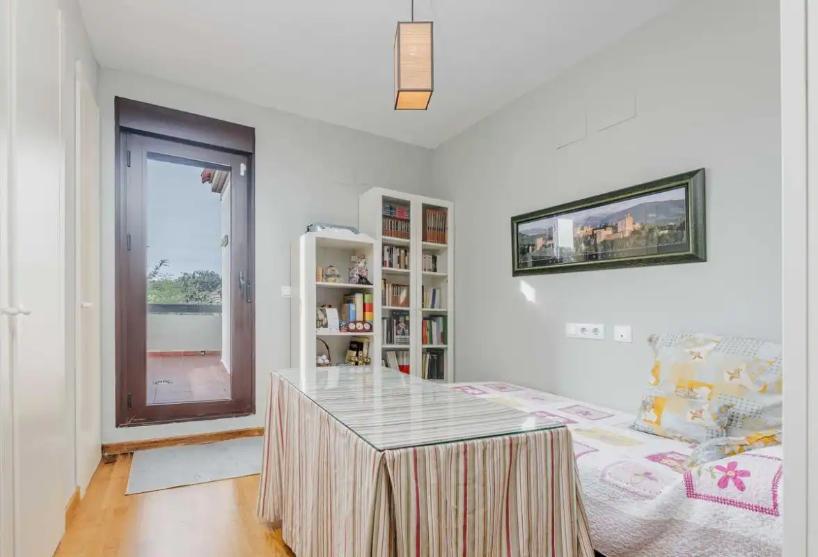 Habitación de Ático en venta en Guillena con Calefacción, Terraza y Trastero