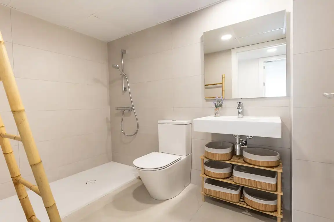 Baño de Apartamento de alquiler en Dénia con Aire acondicionado, Jardín privado y Terraza