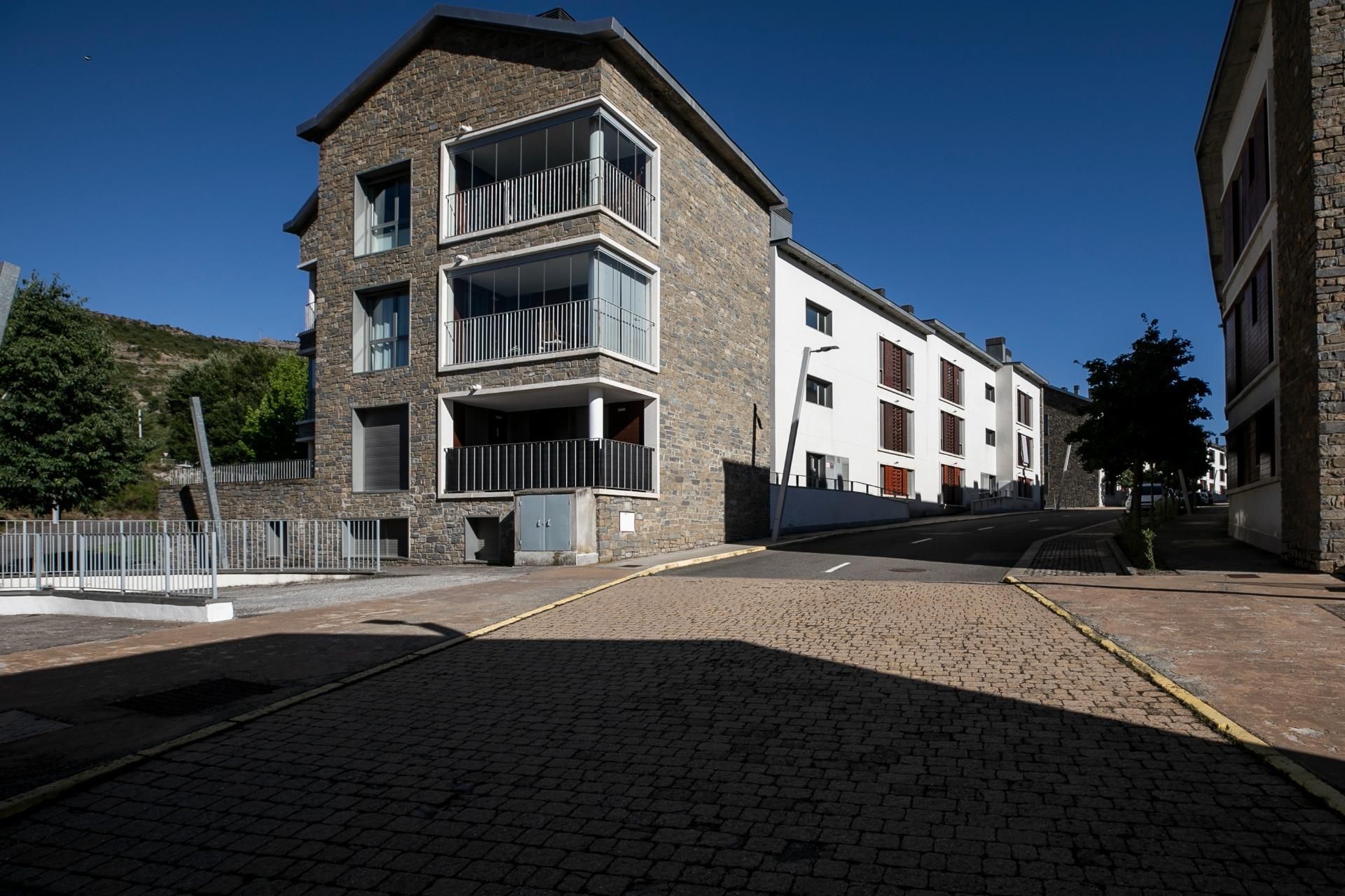 Vista exterior de Pis en venda en Sabiñánigo amb Calefacció, Jardí privat i Terrassa