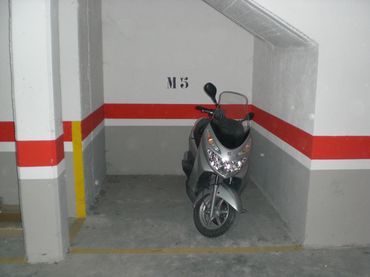 Moto con ascensor en alquiler en Calle del Lago de Sanabria 4