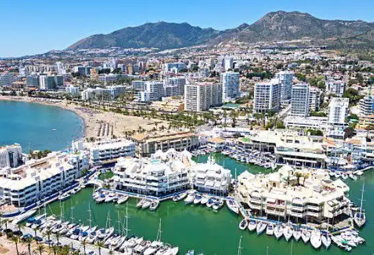 Vista exterior de Casa o xalet en venda en Benalmádena amb Aire condicionat, Calefacció i Jardí privat