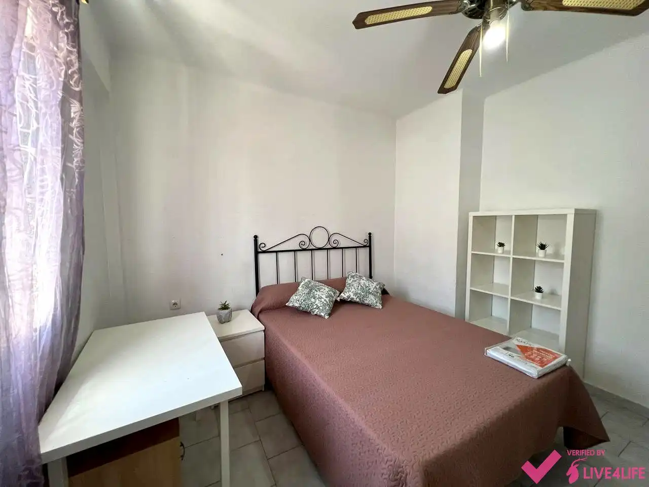 Bedroom of Flat for share in Sevilla  with Air Conditioner, Heating and Furnished