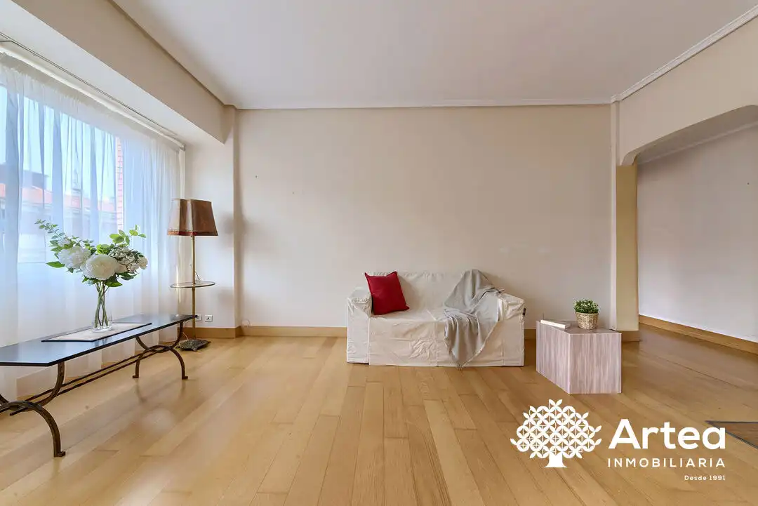 Sala d'estar de Pis en venda en Bilbao  amb Calefacció i Balcó