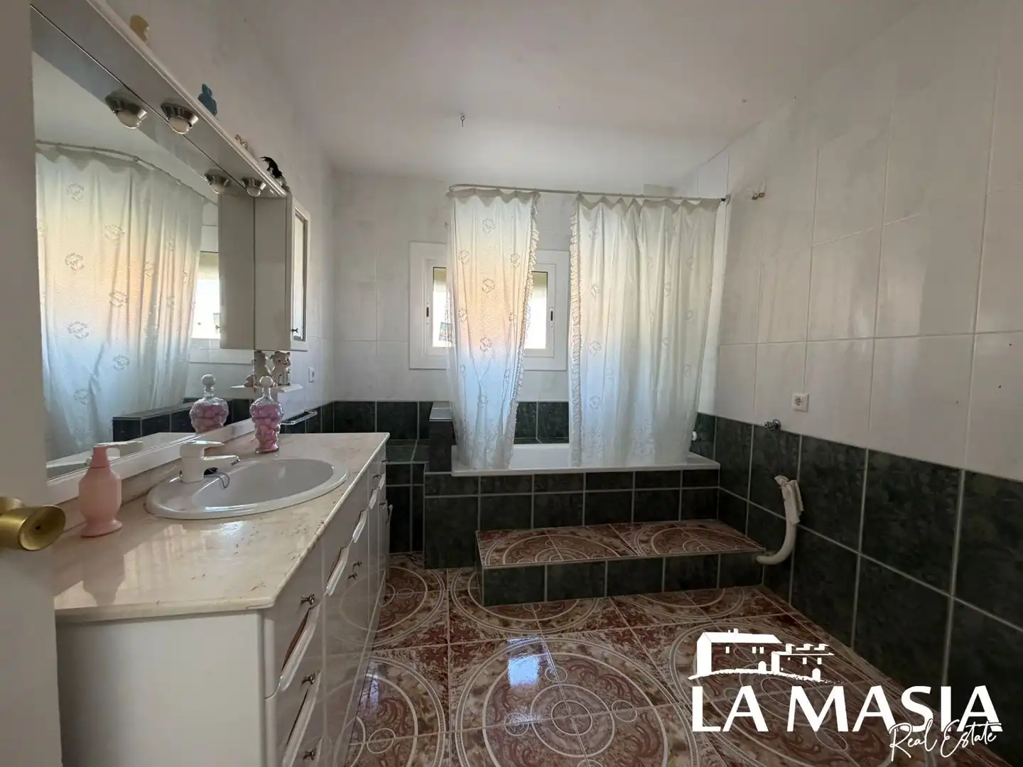 Bathroom of Houses for sale in La Bisbal del Penedès  with Private garden, Terrace and Storage room