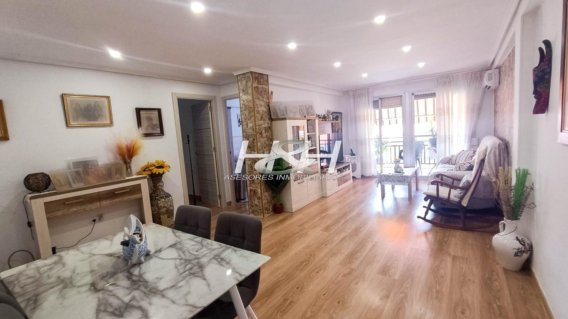 Sala d'estar de Pis en venda en Burjassot amb Parquet