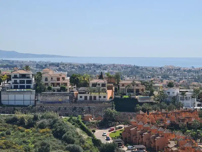 Vista exterior de Casa adosada de alquiler en Benahavís con Aire acondicionado, Calefacción y Jardín privado