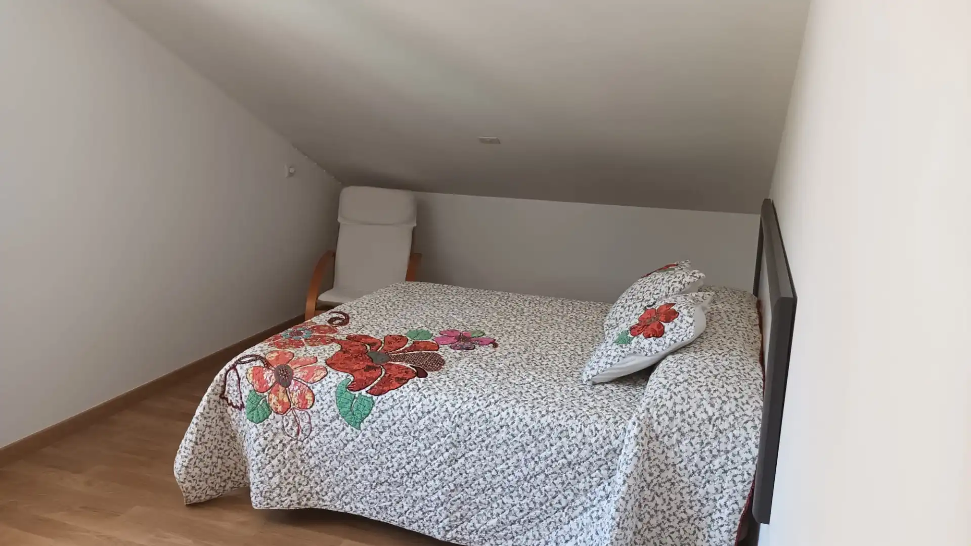 Dormitori de Casa o xalet en venda en Muros amb Jardí privat, Piscina i Moblat