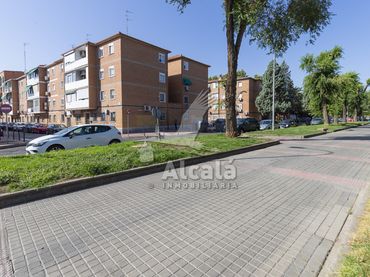 Piso con jardín en venta en Reyes Católicos