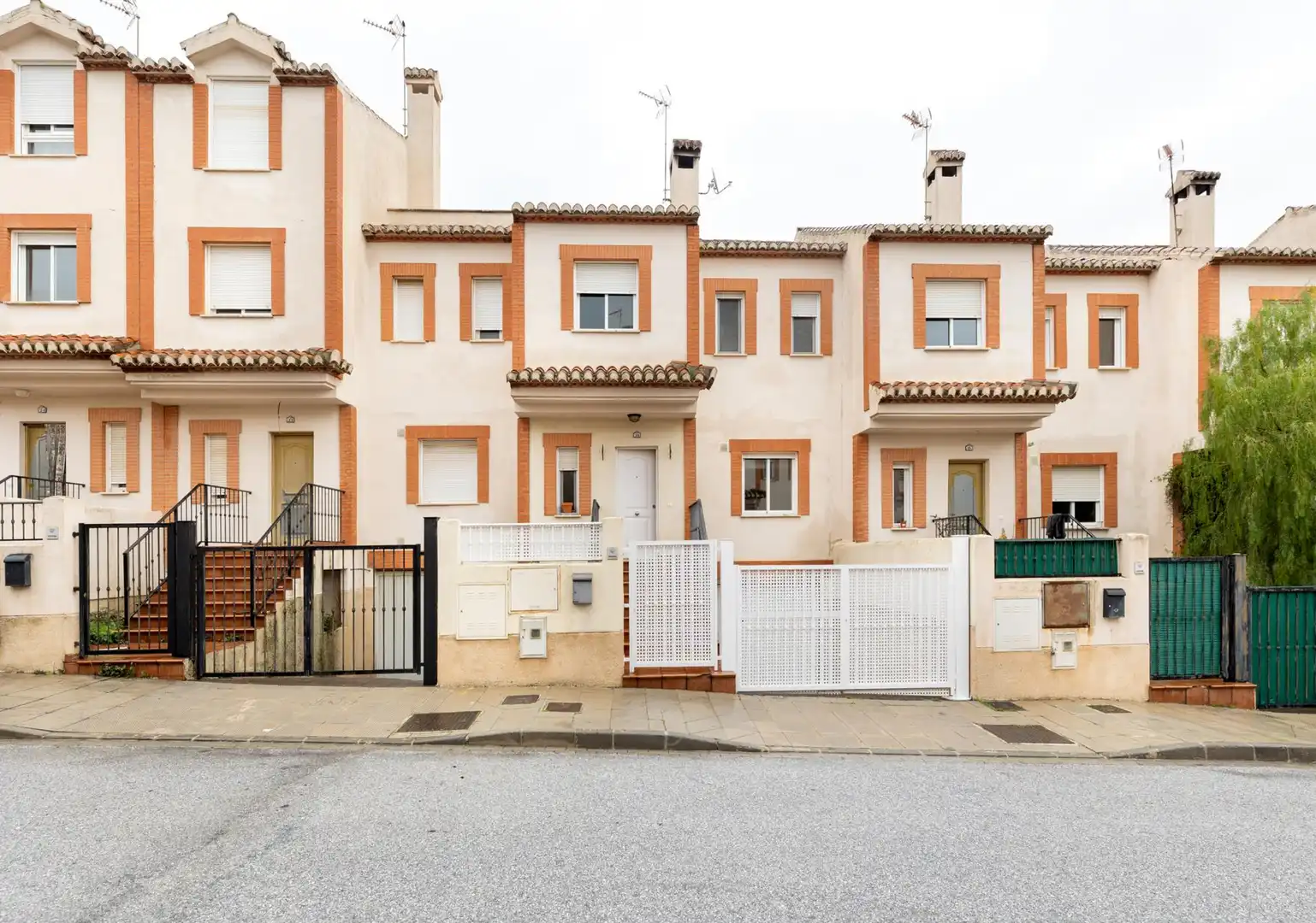 Vista exterior de Casa adosada en venta en Atarfe con Terraza, Alarma y Piscina comunitaria