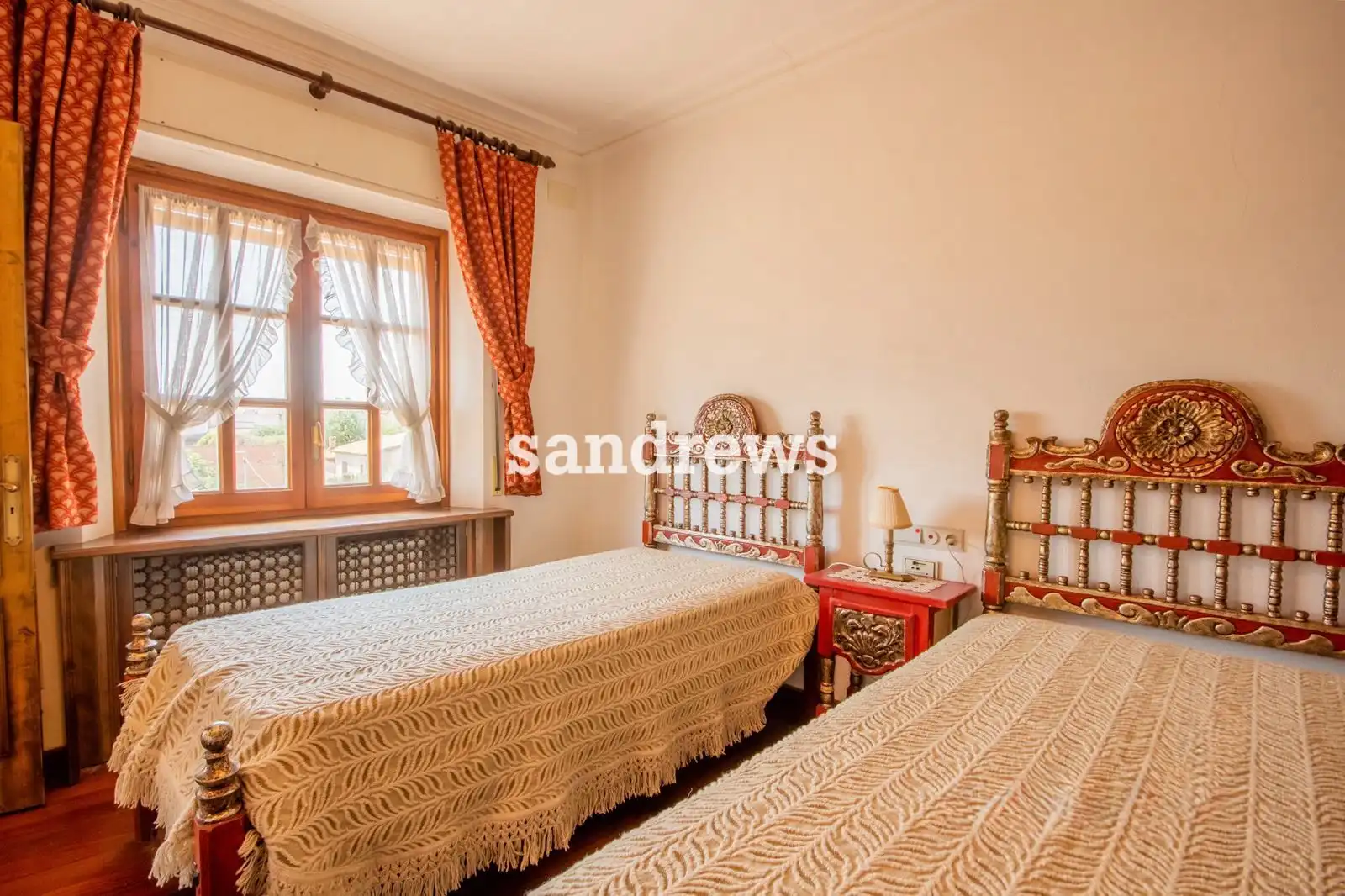 Schlafzimmer von Einfamilien-Reihenhaus zum Verkauf in Ordis mit Heizung, Privatgarten und Terrasse