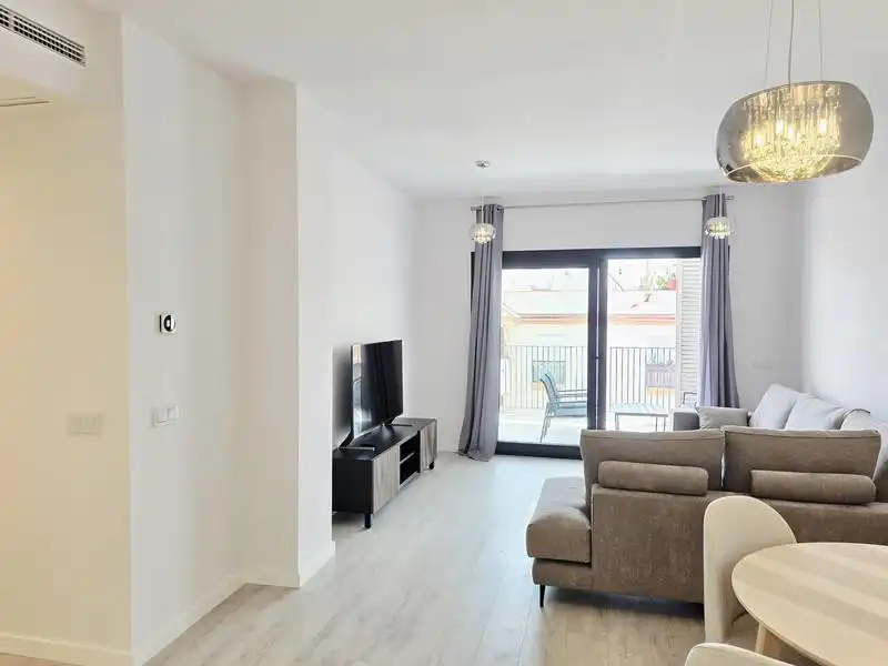 Sala d'estar de Àtic de lloguer en Estepona amb Aire condicionat, Terrassa i Piscina