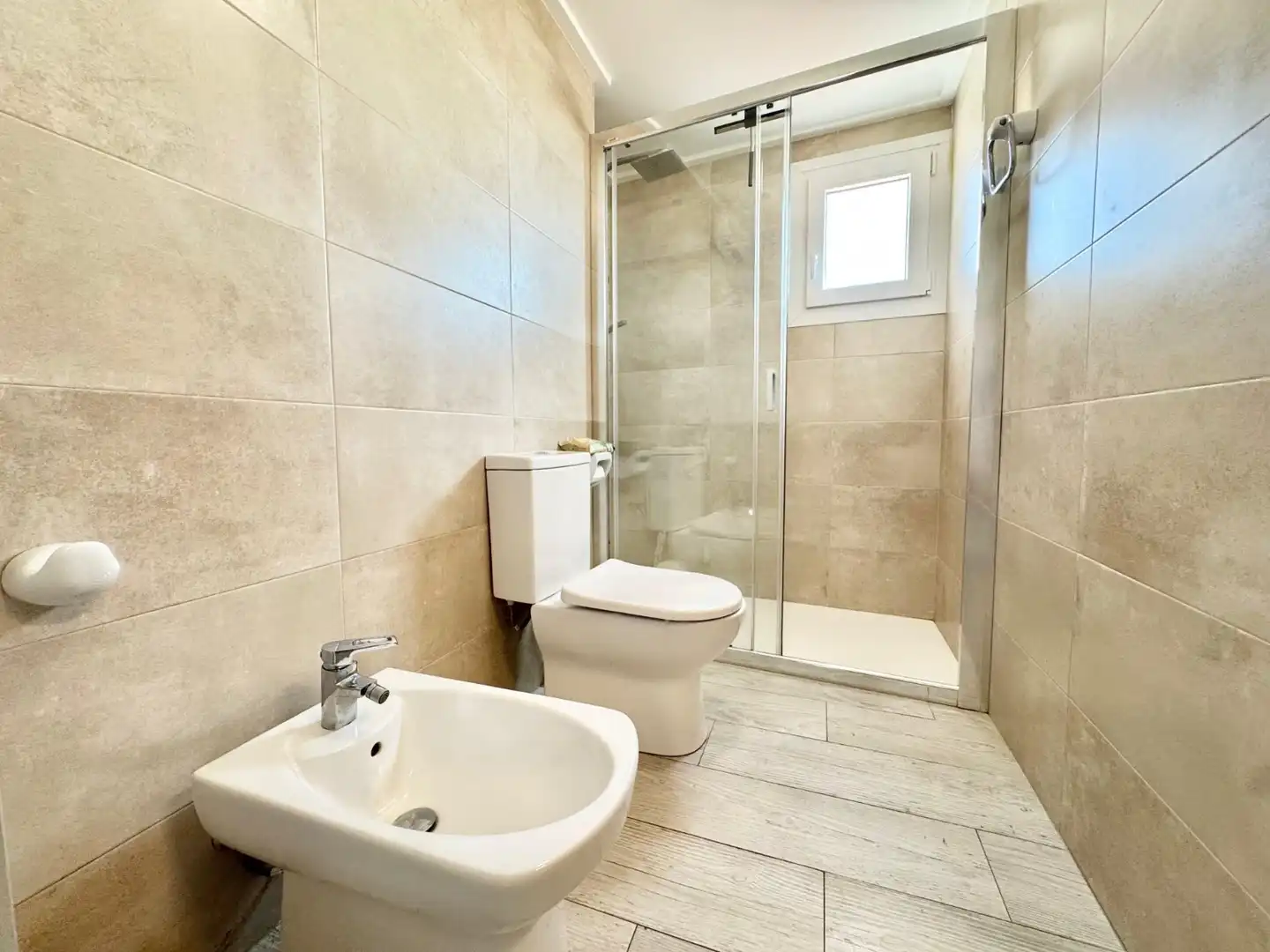 Bany de Apartament de lloguer en Torrevieja amb Piscina, Moblat i Rentadora