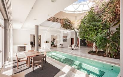 Vista exterior de Casa o xalet en venda en Pozuelo de Alarcón amb Aire condicionat, Calefacció i Jardí privat