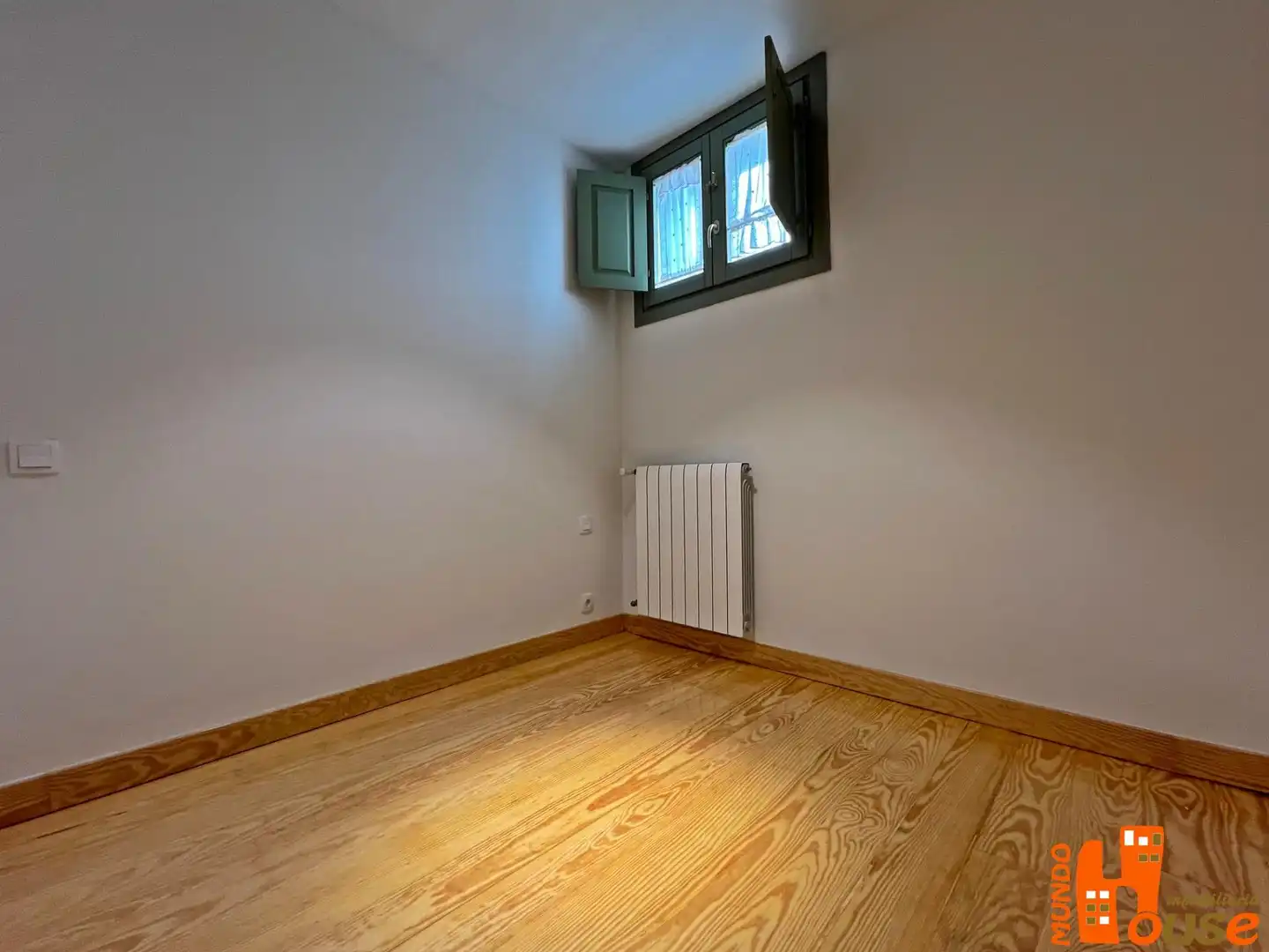 Habitación de Dúplex en venta en Real Sitio de San Ildefonso con Calefacción, Trastero y Balcón