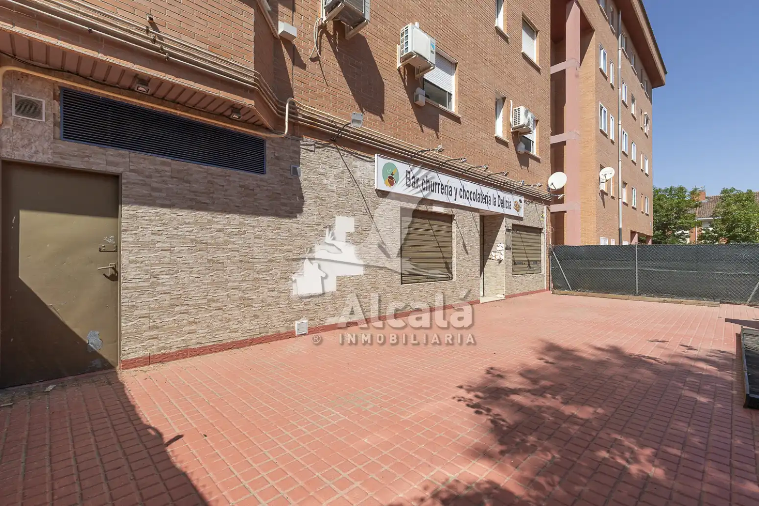 Vista exterior de Local en venta en Alcalá de Henares
