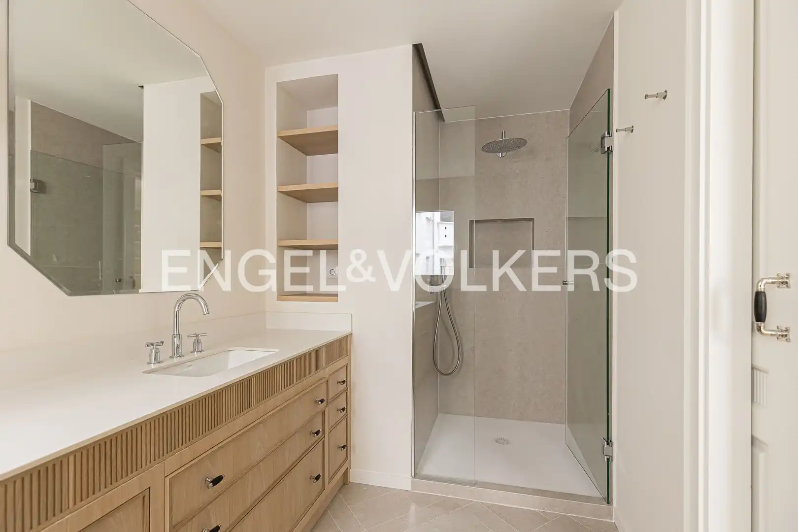 Bathroom of Flat for rent in Madrid  with Air Conditioner, Heating and Terrace