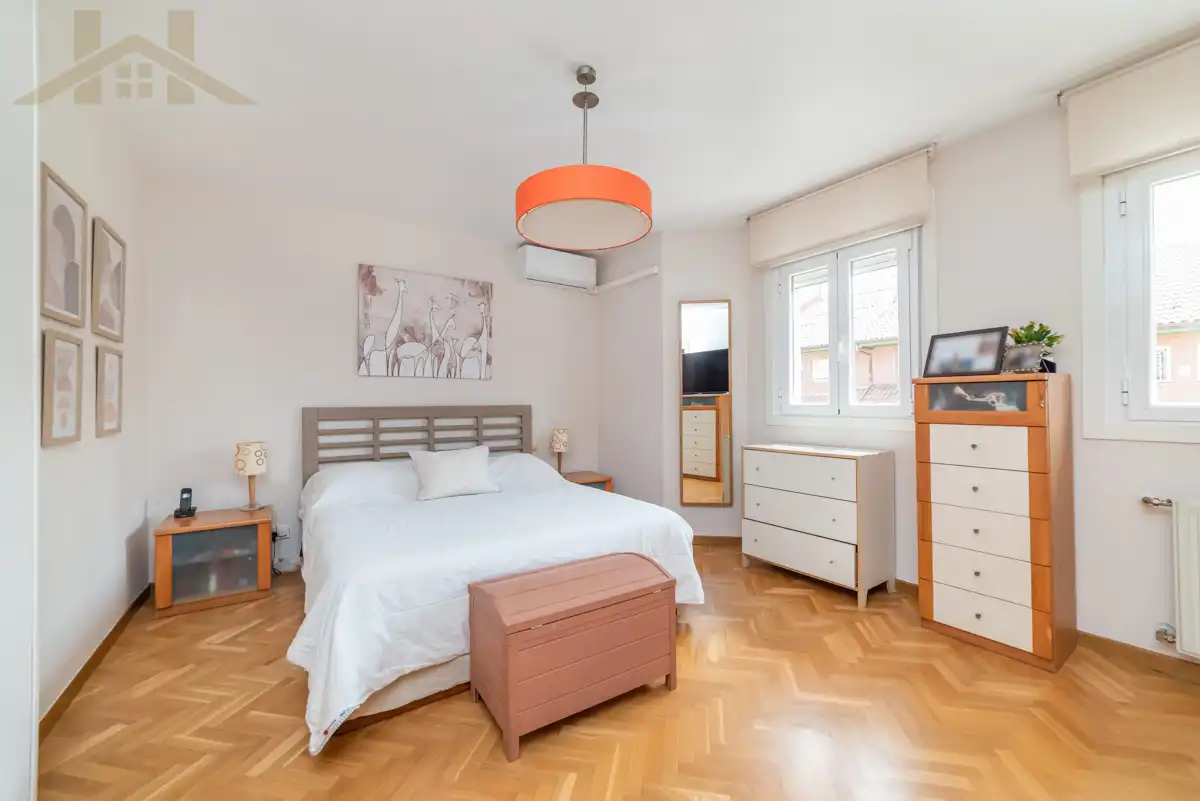 Dormitori de Casa adosada en venda en Torrelodones amb Aire condicionat, Calefacció i Jardí privat