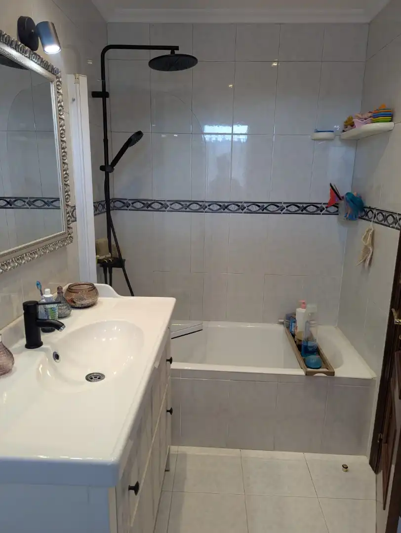 Badezimmer von Einfamilien-Reihenhaus zum Verkauf in Amorebieta-Etxano mit Privatgarten, Terrasse und Balkon