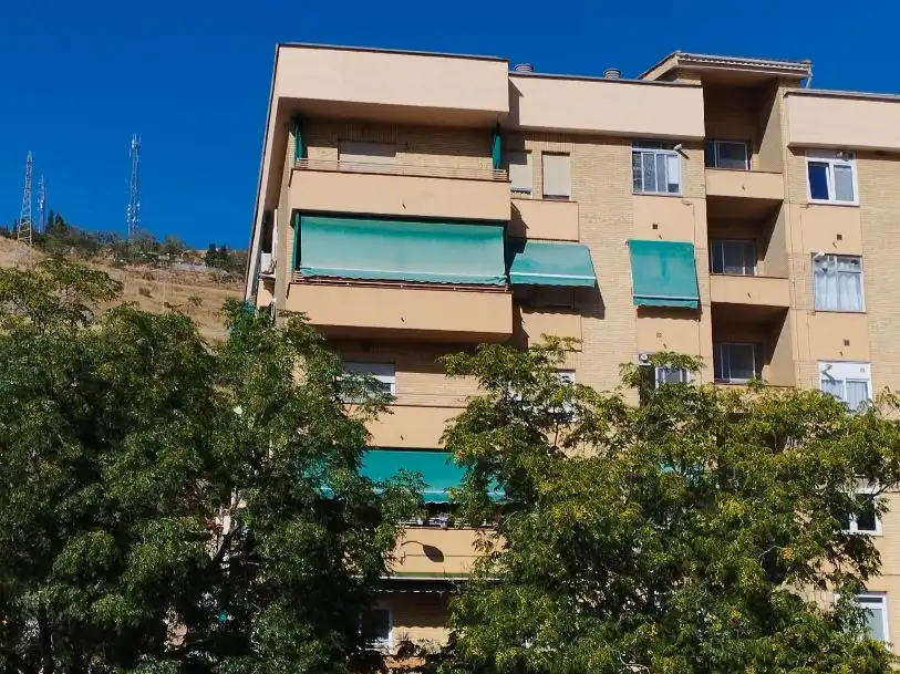 Vista exterior de Piso en venta en  Granada Capital con Aire acondicionado, Terraza y Balcón