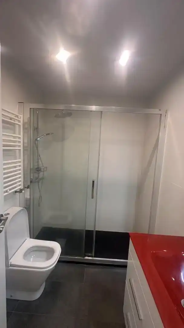 Badezimmer von Wohnungen zur Miete in  Madrid Capital mit Klimaanlage, Schwimmbad und Balkon