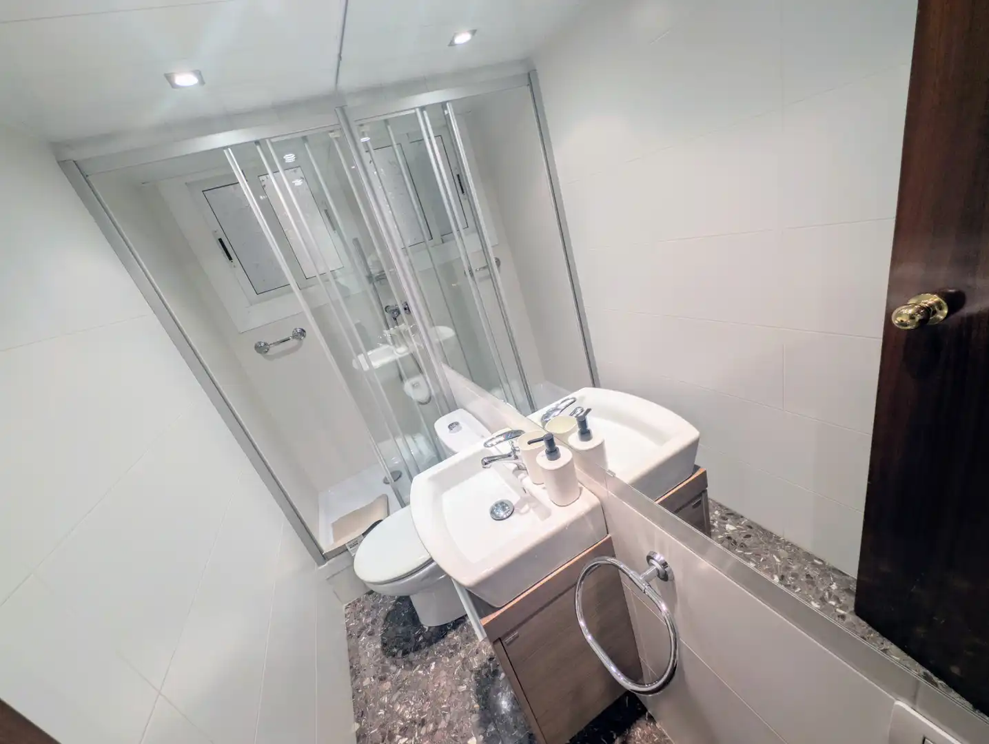Bathroom of Flat for sale in Barcelona  with Air Conditioner, Heating and Oven