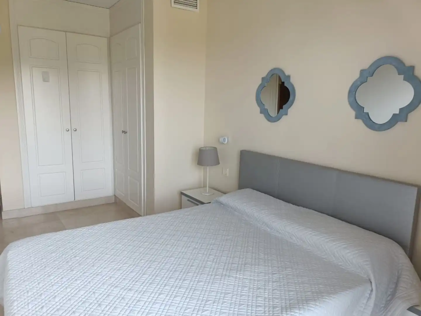 Dormitori de Apartament de lloguer en La Alcaidesa amb Aire condicionat, Calefacció i Terrassa