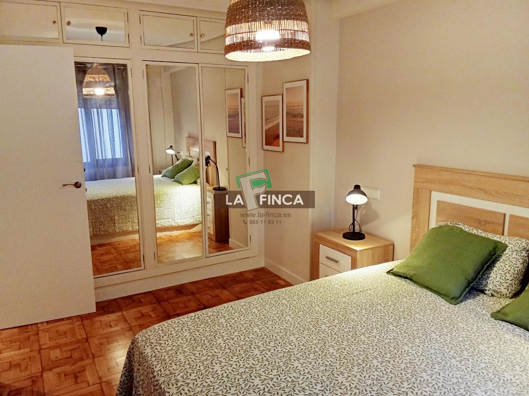 Bedroom of Flat for sale in Oviedo   with Heating, Parquet flooring and Furnished