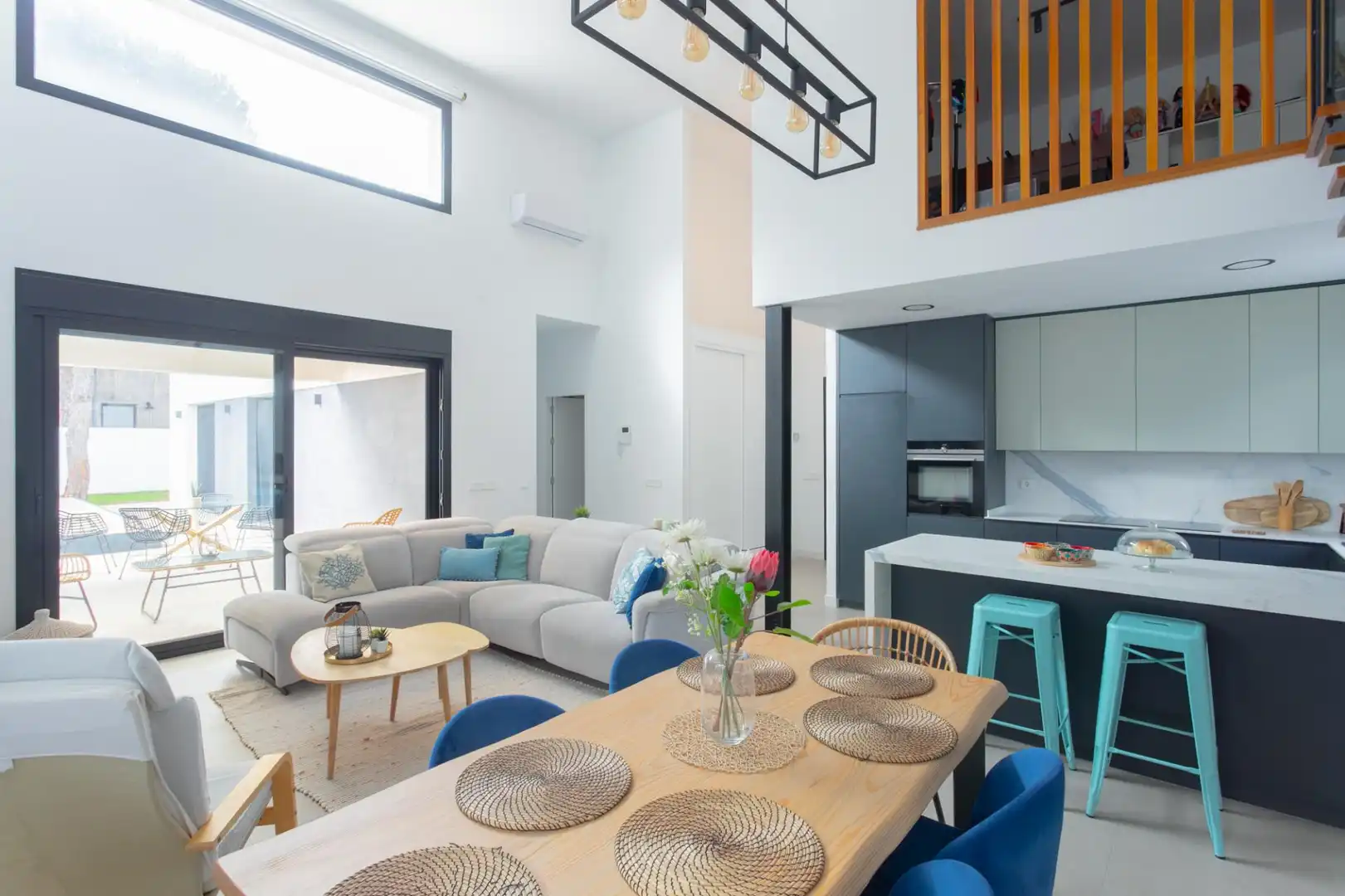 Sala d'estar de Casa o xalet en venda en Chiclana de la Frontera amb Jardí privat, Terrassa i Piscina