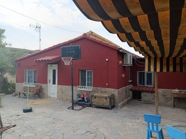 Casa amb piscina en venda a Carrer Escolanets 42