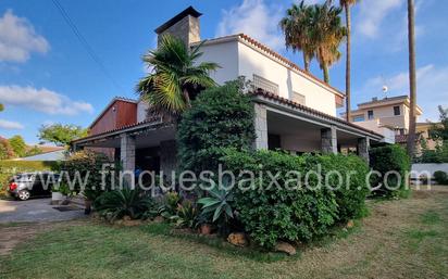 Vista exterior de Casa o xalet en venda en Castelldefels amb Aire condicionat, Terrassa i Balcó