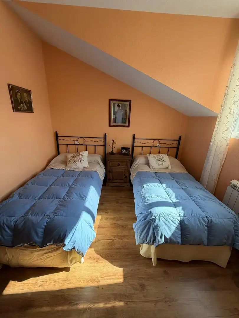 Habitación de Dúplex en venta en Navaluenga con Calefacción, Terraza y Amueblado